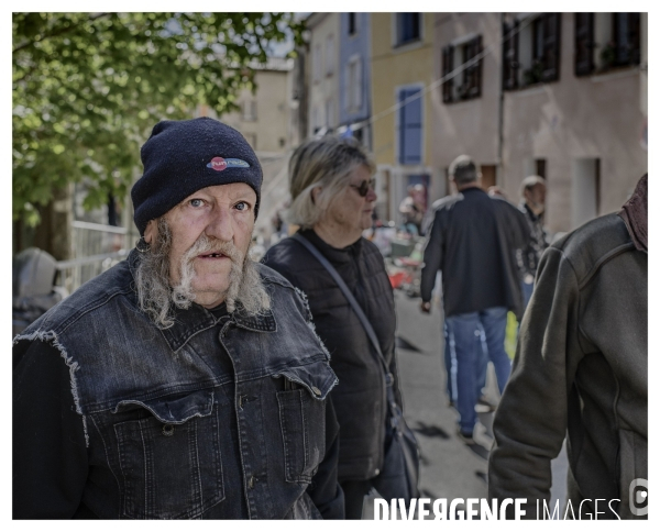 Le long de la Transbassealpine Digne-Nice ( le vide grenier )