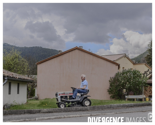 Le long de la Transbassealpine Digne-Nice ( le vide grenier )