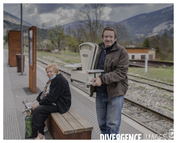 Le long de la Transbassealpine Digne-Nice ( le vide grenier )