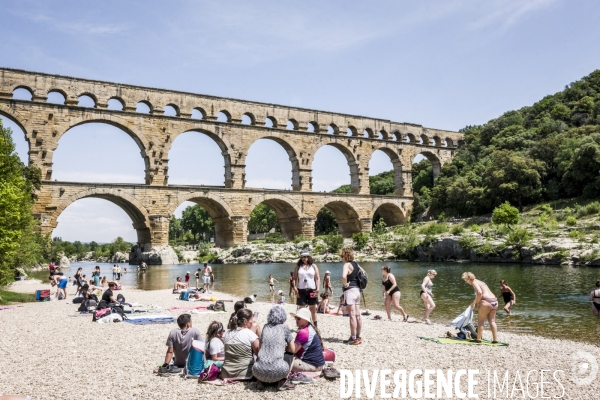 Tourisme balneaire au Pont du Gard