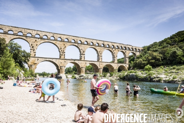 Tourisme balneaire au Pont du Gard