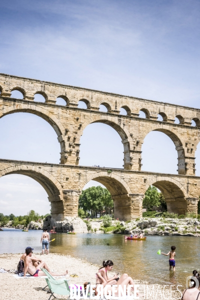 Tourisme balneaire au Pont du Gard