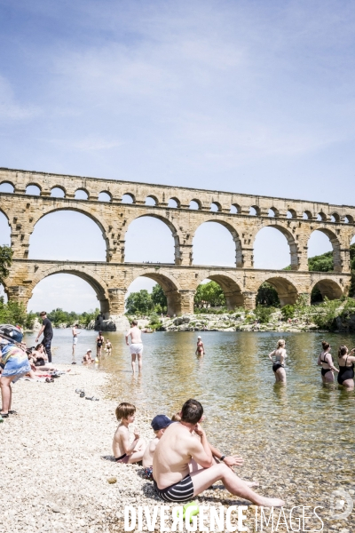 Tourisme balneaire au Pont du Gard