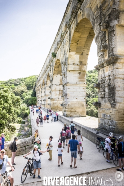 Tourisme balneaire au Pont du Gard