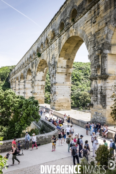 Tourisme balneaire au Pont du Gard