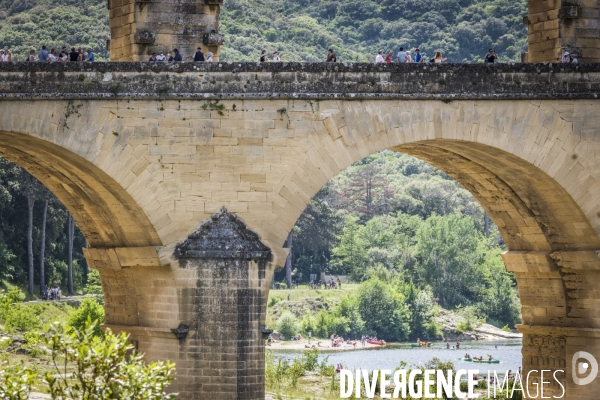 Tourisme balneaire au Pont du Gard