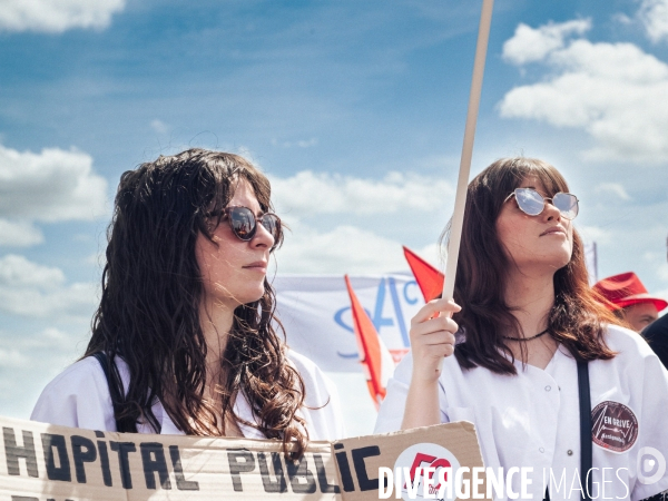 Grève et manifestation massive à l hopital de Chinon. Services en tension.