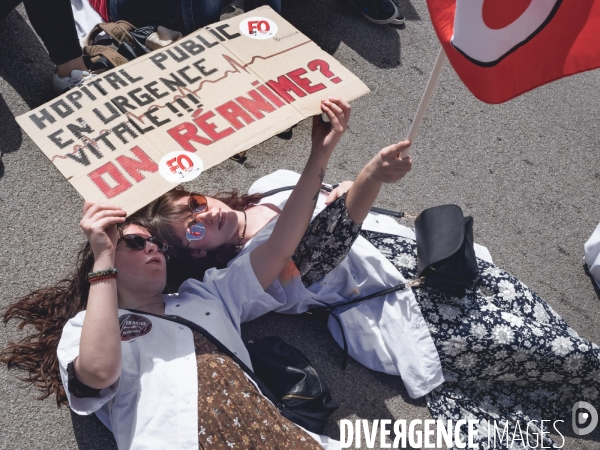 Grève et manifestation massive à l hopital de Chinon. Services en tension.