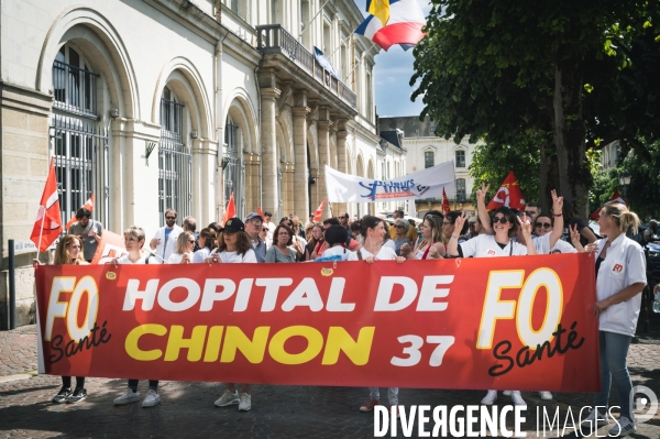 Grève et manifestation massive à l hopital de Chinon. Services en tension.