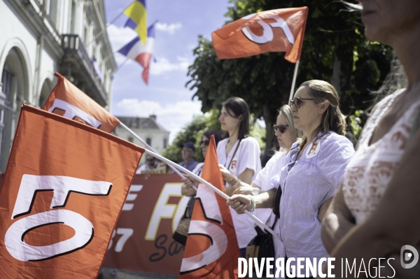 Grève et manifestation massive à l hopital de Chinon. Services en tension.