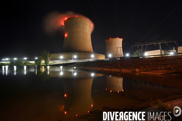 Centrale nucléaire de Saint-Laurent-des-Eaux la nuit,