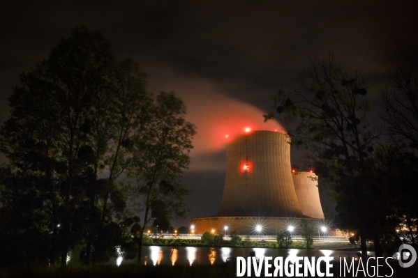 Centrale nucléaire de Saint-Laurent-des-Eaux la nuit,