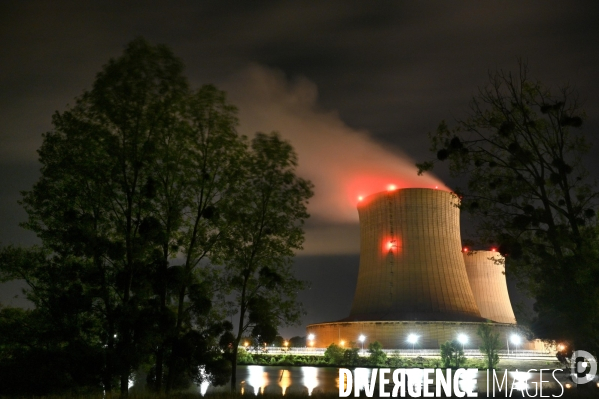 Centrale nucléaire de Saint-Laurent-des-Eaux la nuit,