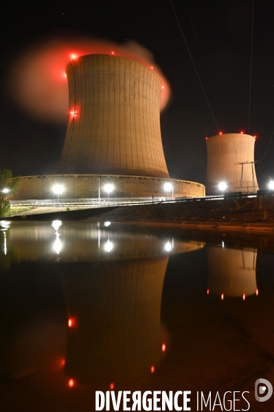 Centrale nucléaire de Saint-Laurent-des-Eaux la nuit,