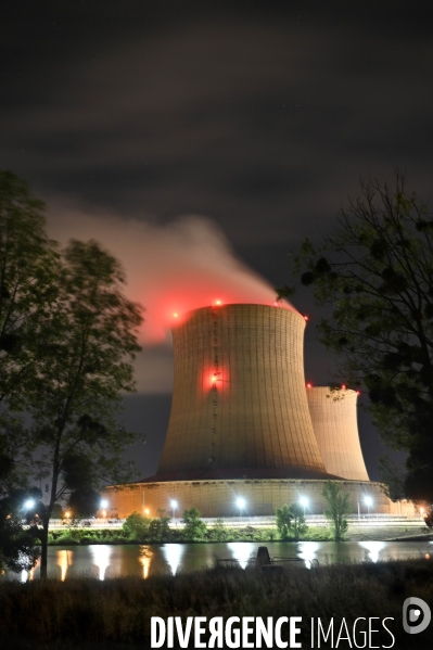 Centrale nucléaire de Saint-Laurent-des-Eaux la nuit,