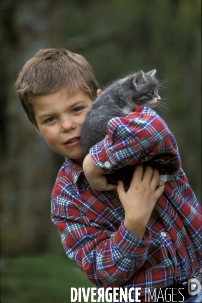 L enfant et les animaux : chat. Children and animals : cats.