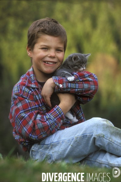 L enfant et les animaux : chat. Children and animals : cats.