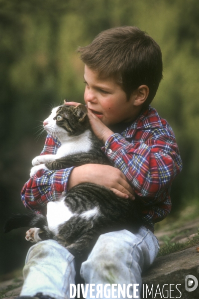 L enfant et les animaux : chat. Children and animals : cats.