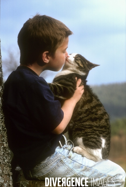 L enfant et les animaux : chat. Children and animals : cats.