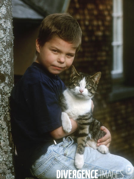 L enfant et les animaux : chat. Children and animals : cats.