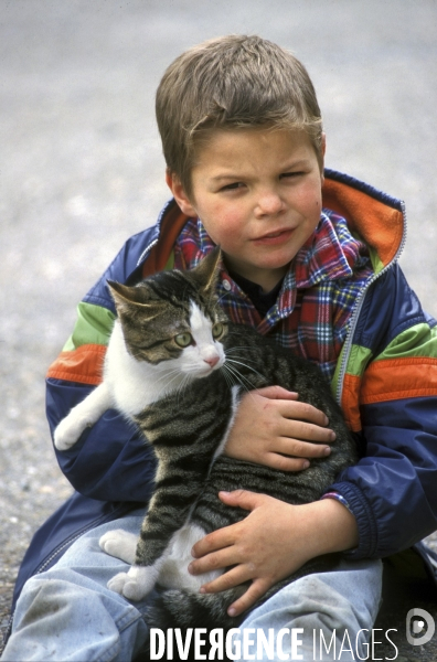 L enfant et les animaux : chat. Children and animals : cats.