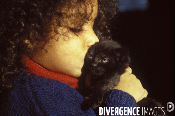 L enfant et les animaux : chat. Children and animals : cats.