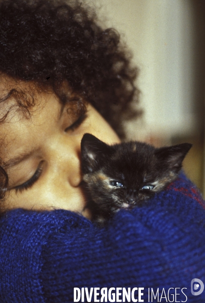 L enfant et les animaux : chat. Children and animals : cats.