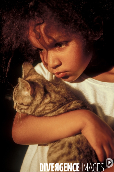 L enfant et les animaux : chat. Children and animals : cats.