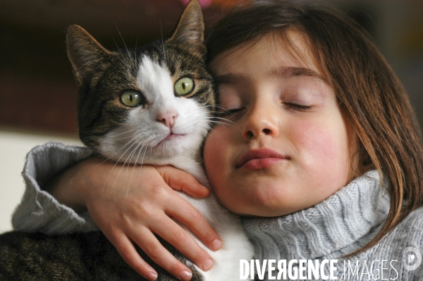 L enfant et les animaux : chat. Children and animals : cats.