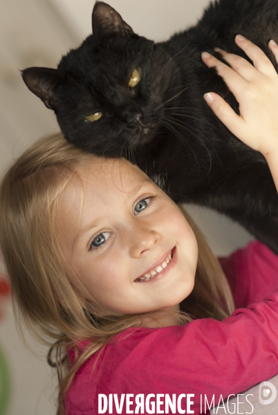 L enfant et les animaux : chat. Children and animals : cats.