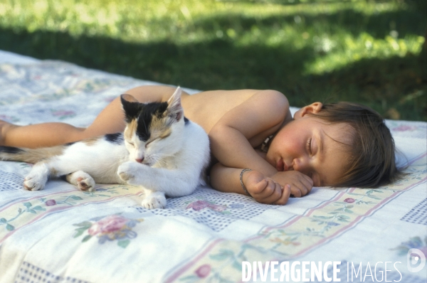 L enfant et les animaux : chat. Children and animals : cats.