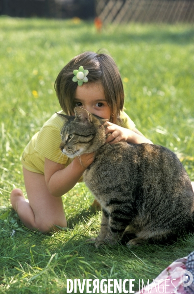 L enfant et les animaux : chat. Children and animals : cats.