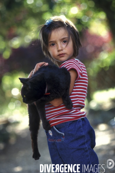 L enfant et les animaux : chat. Children and animals : cats.