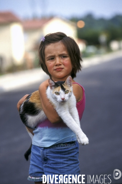 L enfant et les animaux : chat. Children and animals : cats.