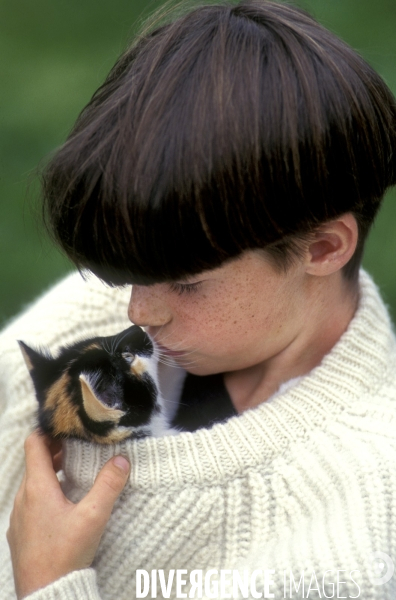 L enfant et les animaux : chat. Children and animals : cats.