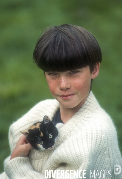 L enfant et les animaux : chat. Children and animals : cats.