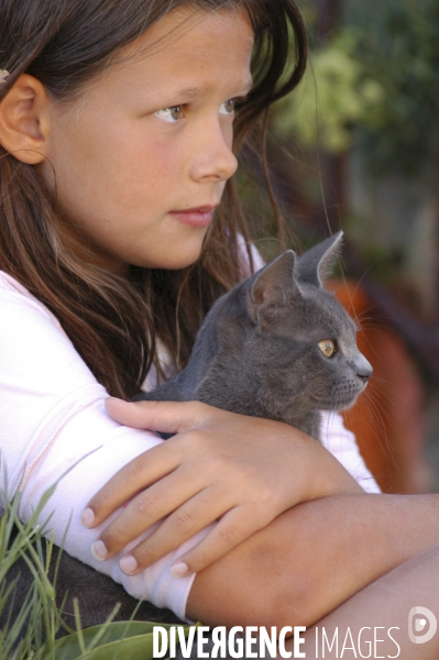 L enfant et les animaux : chat. Children and animals : cats.