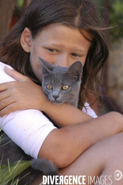 L enfant et les animaux : chat. Children and animals : cats.