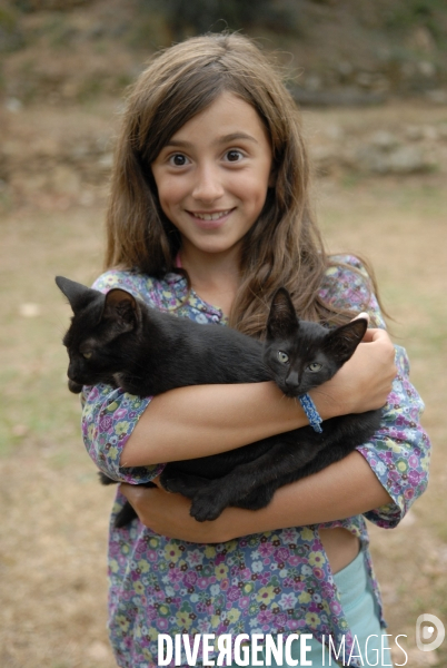 L enfant et les animaux : chat. Children and animals : cats.