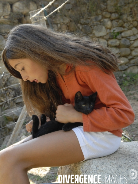 L enfant et les animaux : chat. Children and animals : cats.