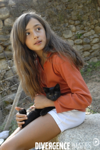 L enfant et les animaux : chat. Children and animals : cats.