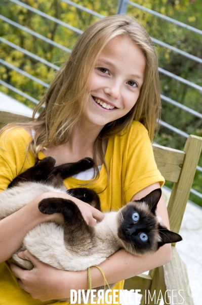 L enfant et les animaux : chat. Children and animals : cats.