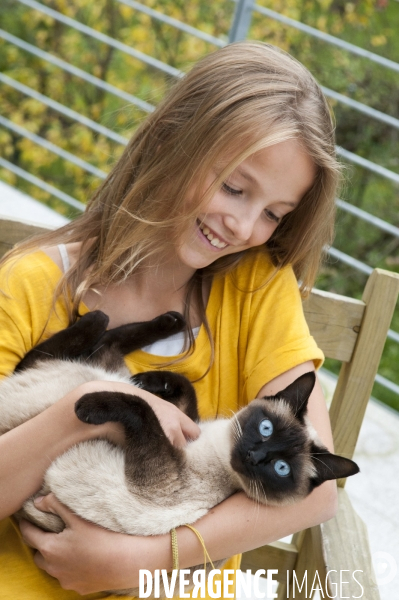 L enfant et les animaux : chat. Children and animals : cats.