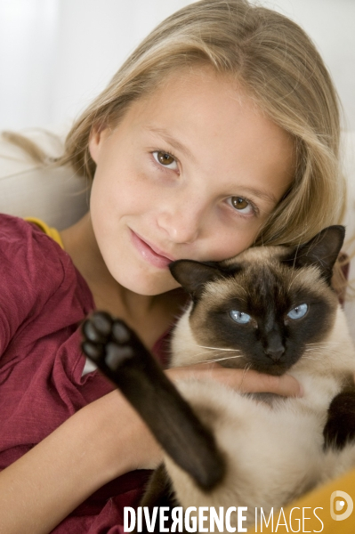 L enfant et les animaux : chat. Children and animals : cats.