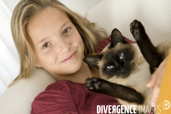 L enfant et les animaux : chat. Children and animals : cats.