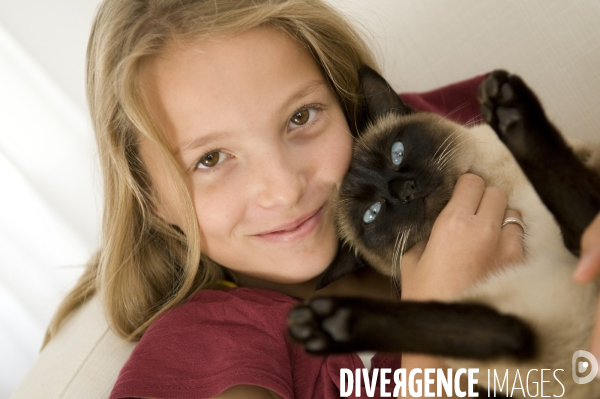 L enfant et les animaux : chat. Children and animals : cats.