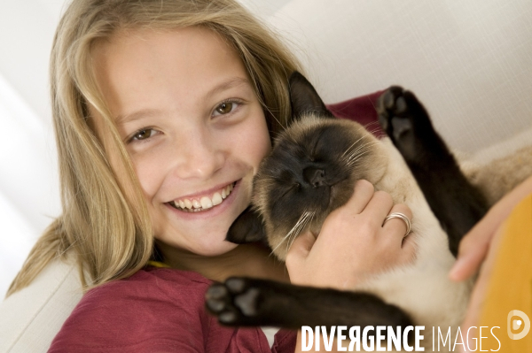 L enfant et les animaux : chat. Children and animals : cats.