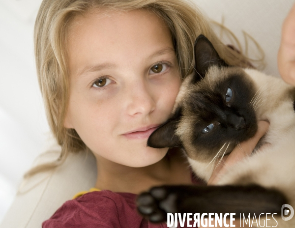 L enfant et les animaux : chat. Children and animals : cats.