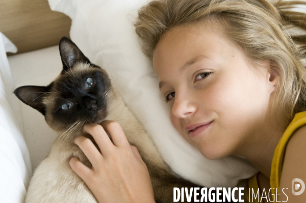 L enfant et les animaux : chat. Children and animals : cats.