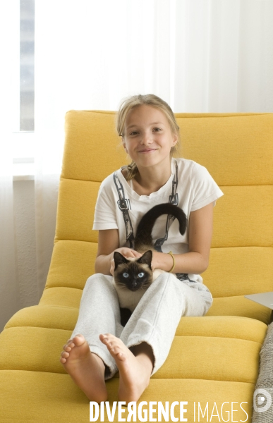 L enfant et les animaux : chat. Children and animals : cats.